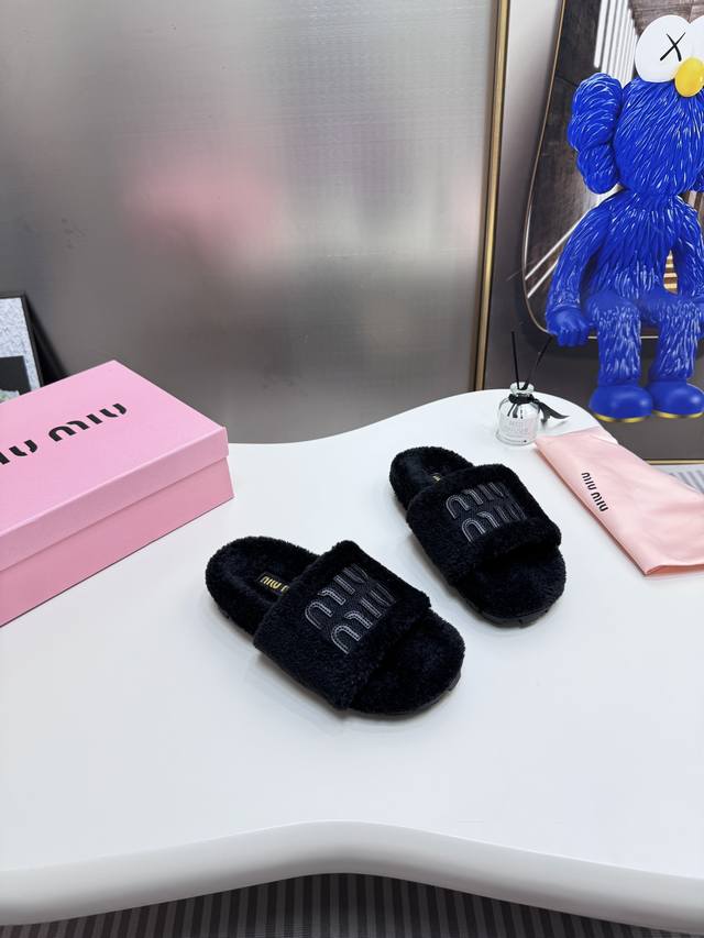 出厂： Miumiu 毛拖 2024秋冬潮品毛毛拖 ！1：1开模秒杀市场一切版本 欧美名媛 明星 网红girl 大爱款 ，冰岛进口羊毛 单色羊毛蓬松柔软 亲肤柔